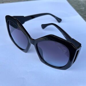 Chic Black Sunglasses